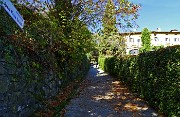 31 La via  panoramica David Maria Turoldo inizia con una ripida strada cementata